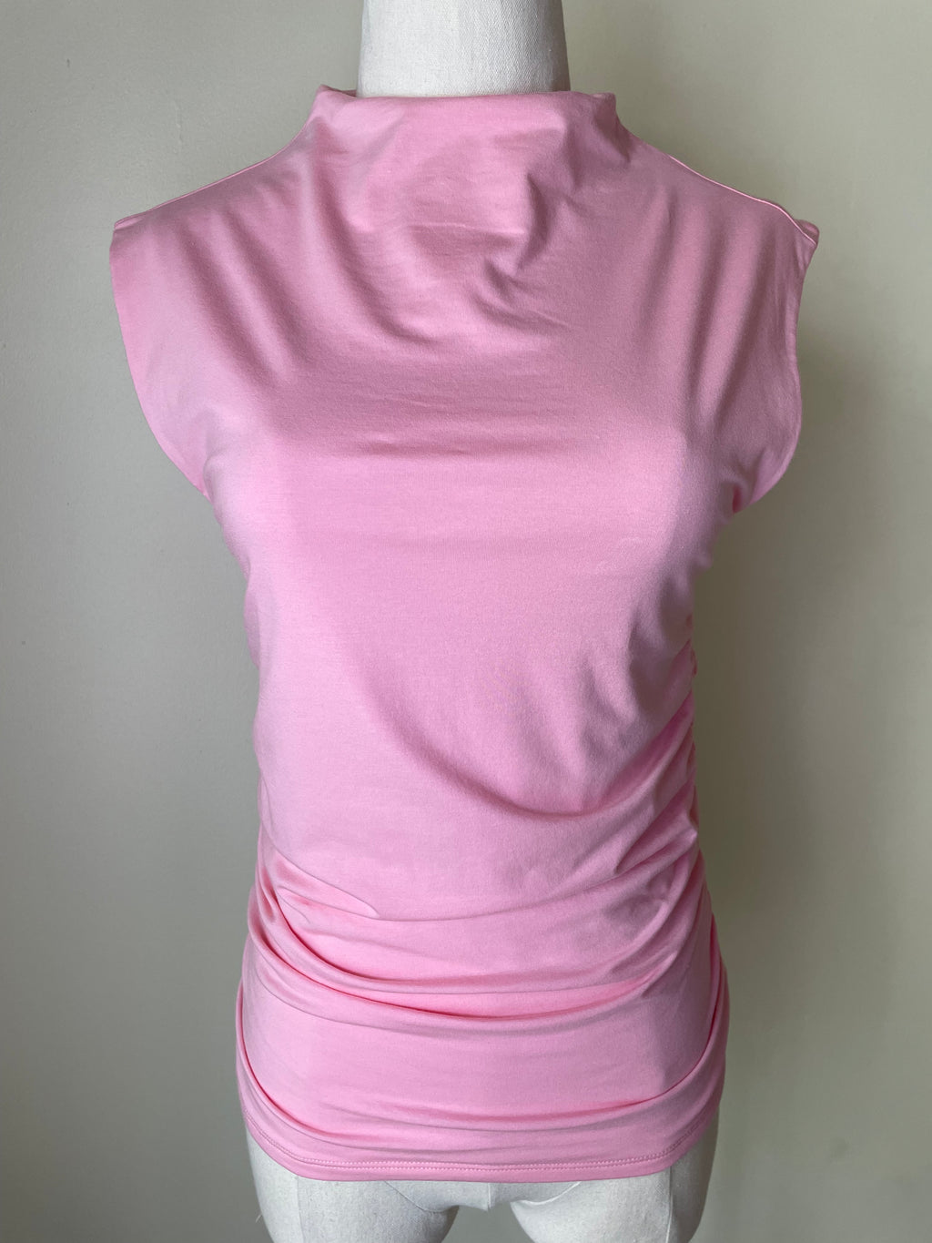 Blusa sin mangas de cuello mock
