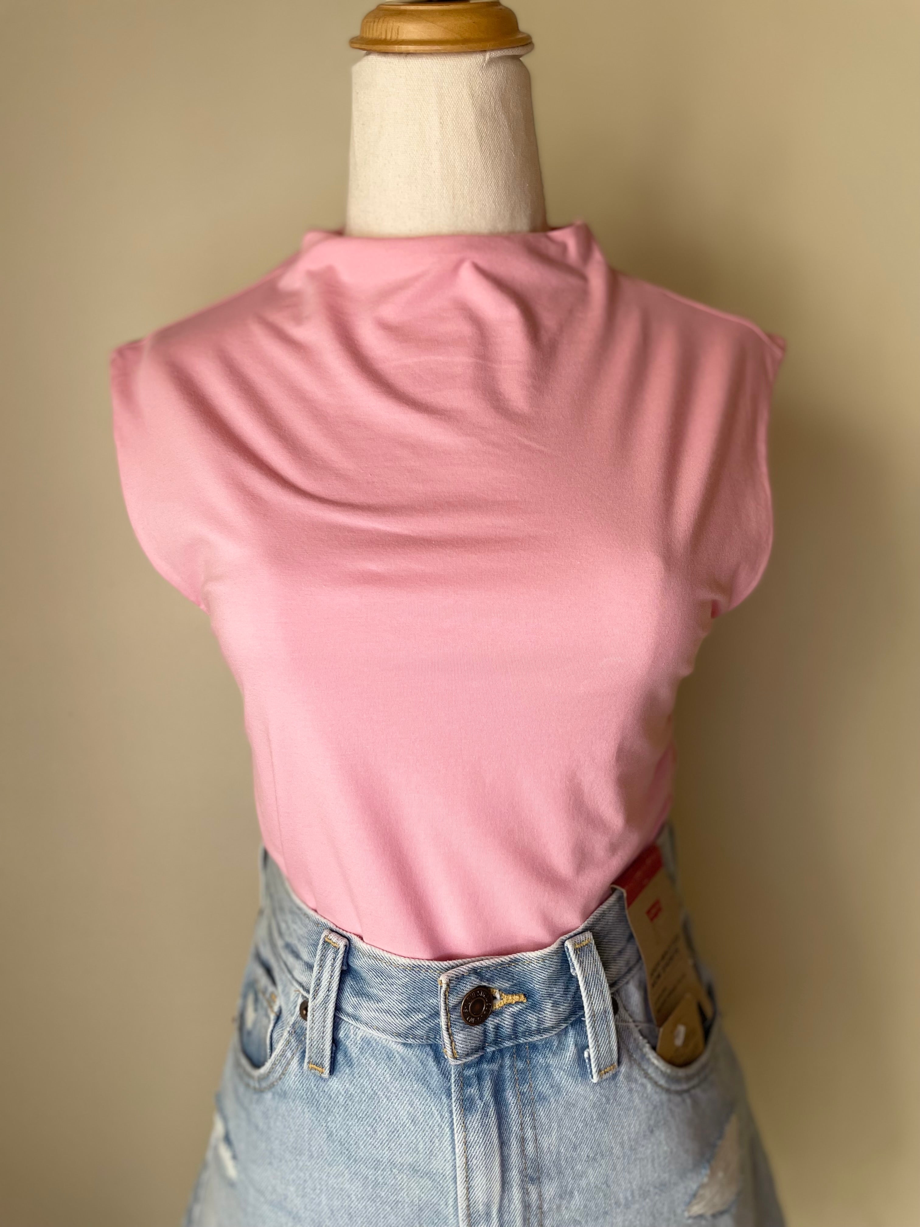 Blusa sin mangas de cuello mock