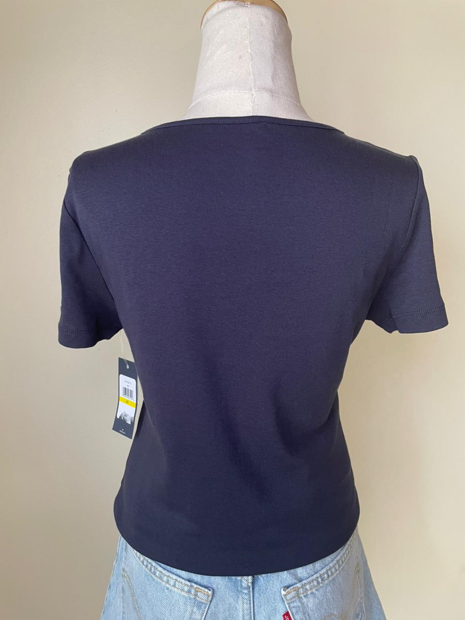 Camiseta Tommy  Hilfiger con Broche