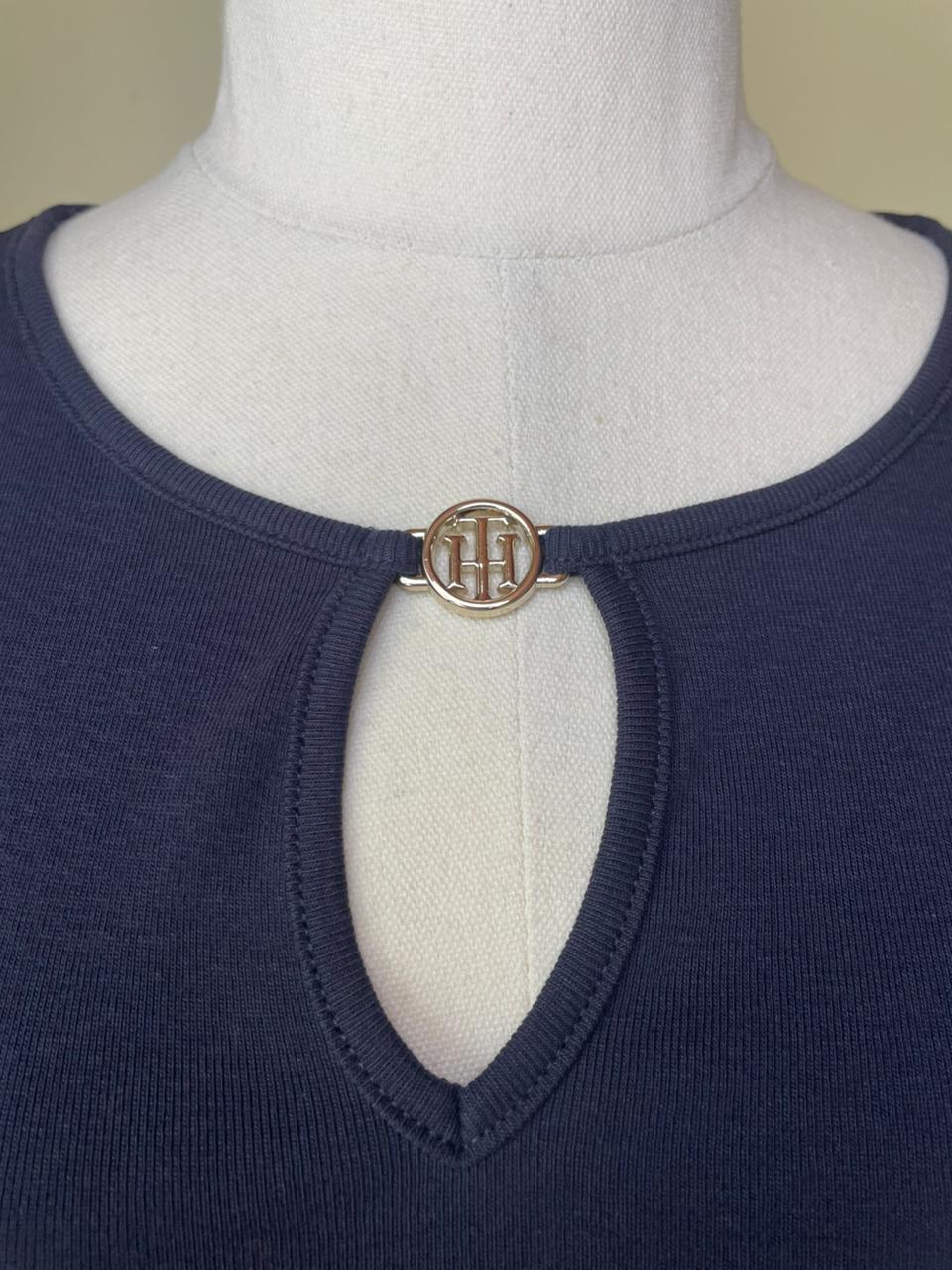 Camiseta Tommy  Hilfiger con Broche