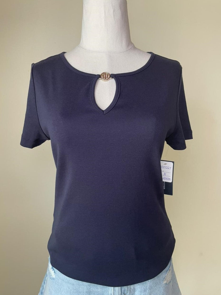 Camiseta Tommy  Hilfiger con Broche